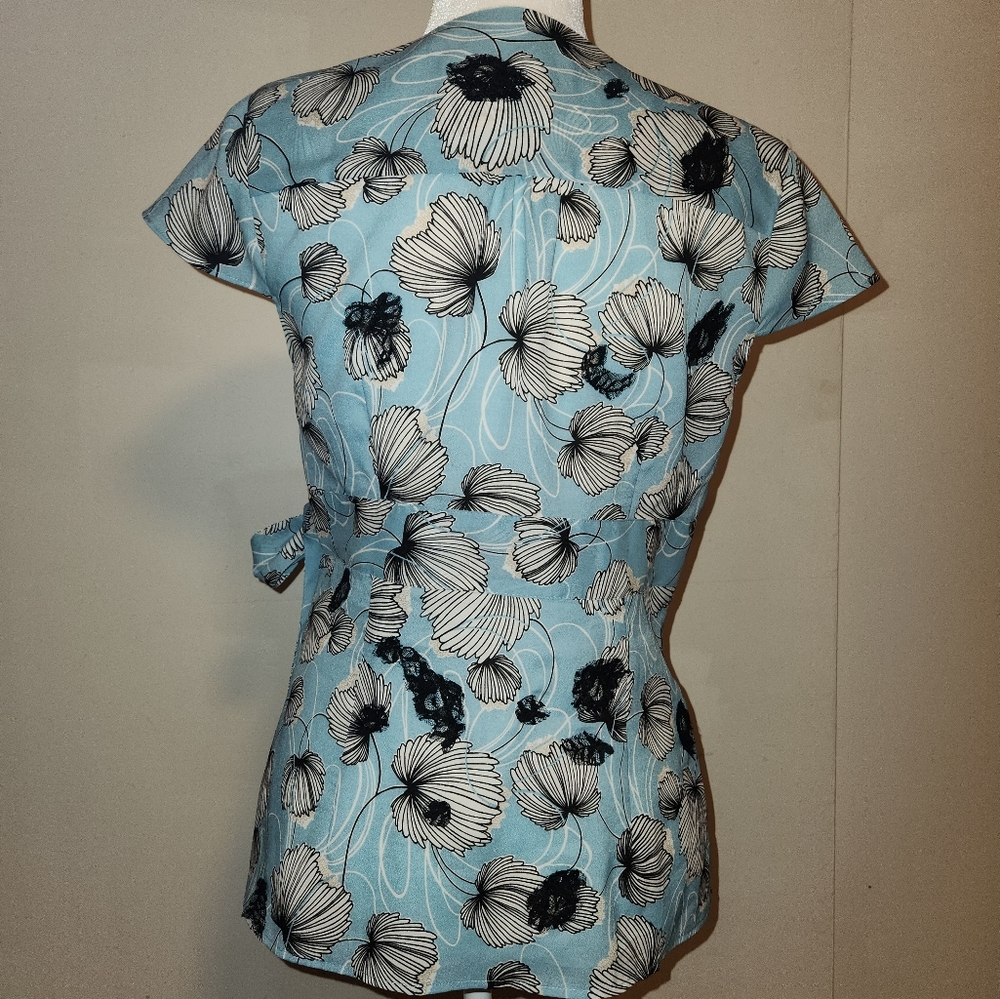 Loft Sea Glass Pale Powder Blue Floral Wrap Short Sleeve Blouse Size 6 EUC - Picture 3 of 6